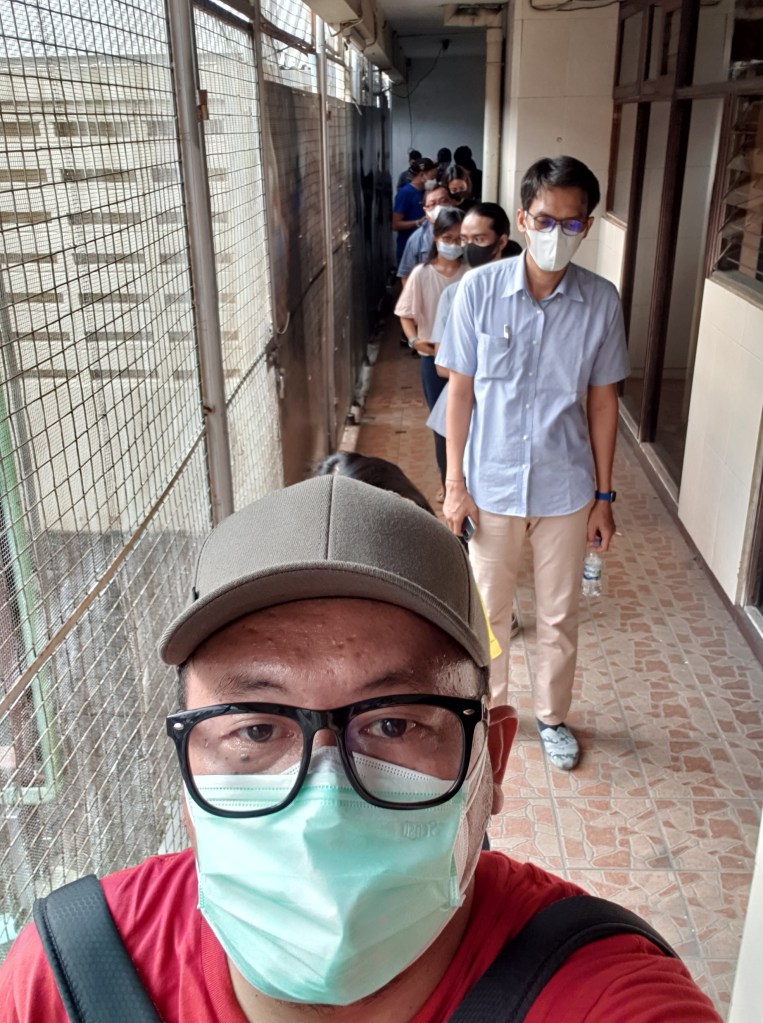 Antian pendaftaran ulang vaksin dosis pertama di RS St. Carolus