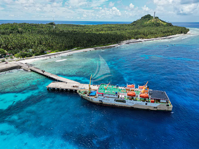 Kapal Sabuk Nusantara 70 yang sedang sandar di Pulau Miangas